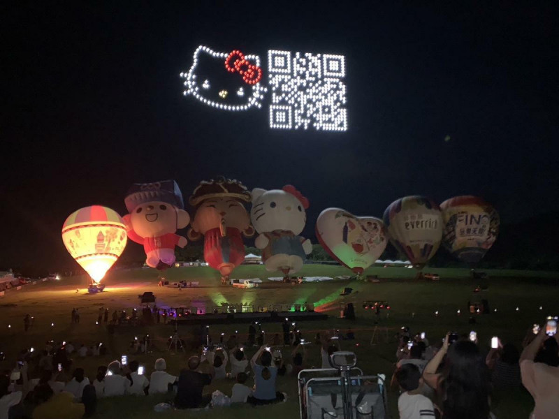 每年台東最夯的熱氣球光雕音樂會於昨(1)日首登場，昨日活動由高人氣熱氣球明星HELLO KITTY球與台東天后宮媽祖球等熱氣球登場。   圖：台東縣政府交通及觀光發展處／提供