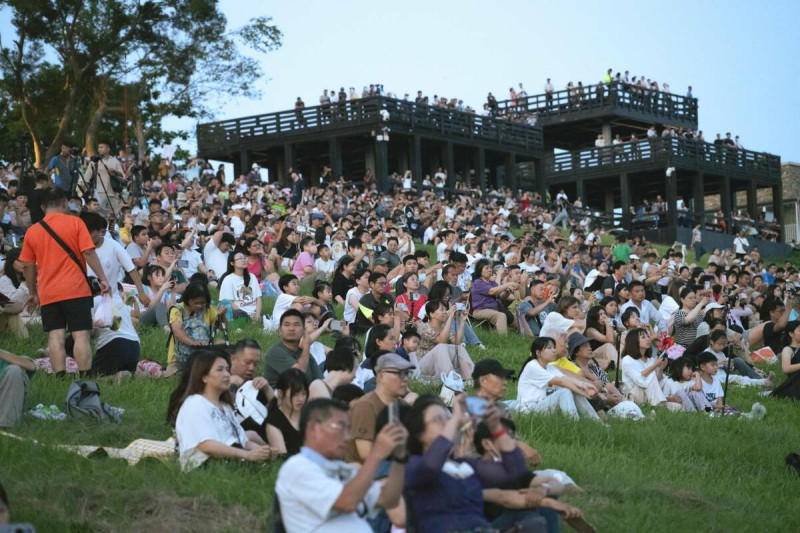 台灣國際熱氣球嘉年華隆重登場，首場「熱氣球光雕及無人機」展演，在7顆熱氣球加持下，暖身場活動吸引破萬人進場觀賞。   圖：台東縣政府交通及觀光發展處／提供