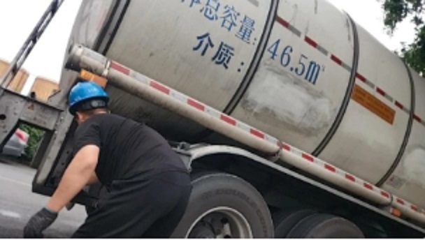 中國的油罐車爆發裝完工業用油未清洗的情況下，再裝運食用油，造成嚴重汙染的情形。   圖 : 翻攝自新京報