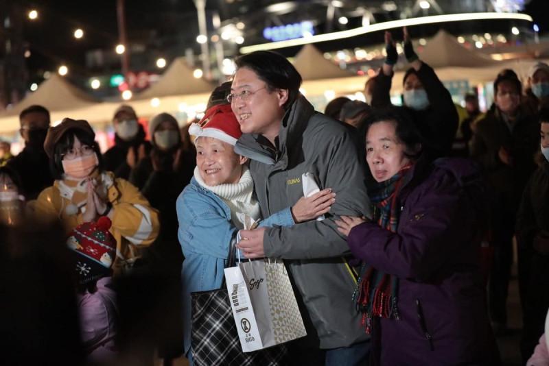 林右昌卸任基隆市長時，不少市民表達不捨與感謝。   圖：翻攝自林右昌臉書