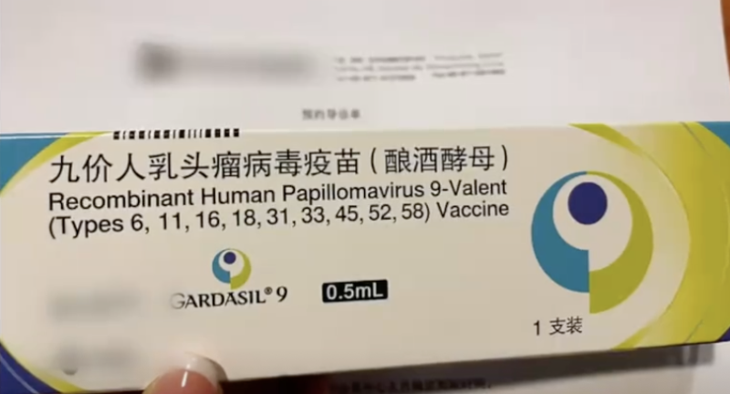 四川中江縣一名衛生院職工用生理鹽水冒充 HPV 宮頸癌疫苗給多人注射，涉事職工已被警方帶走調查。   翻攝自 騰訊網 緊急呼叫 影片截圖