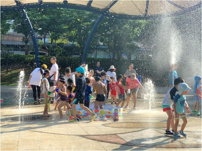 林口區文化廣場7/8起開放戲水設施，每日定時噴水，歡迎大朋友、小朋友一起來玩水。   圖：林口區公所/提供