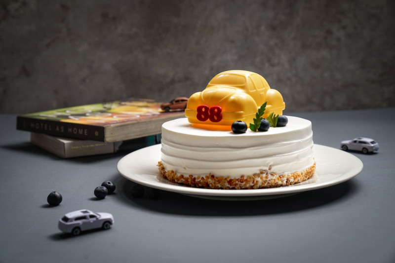 台中福華推出「BRAVO」6吋父親節造型蛋糕。   圖：台中福華/提供