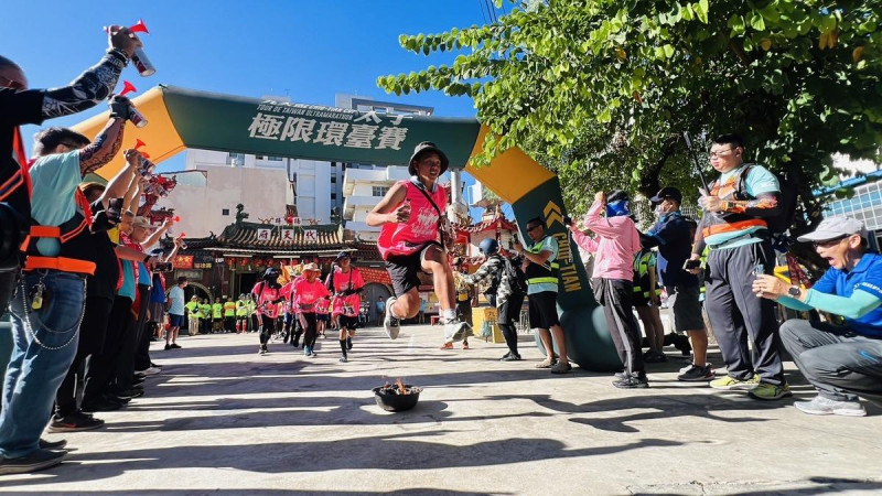 雄中儀隊學生從楠梓代天府過火，繼續挑戰九天盃太子極限環臺賽。   圖：高雄市教育局/提供