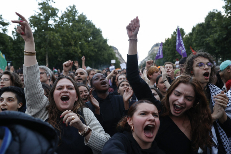  法國在當地時間 7 日舉辦國民議會第 2 輪投票，由左派「新人民陣線」獲得最多席次。但「三黨不過半」的選舉結果，讓許多國際媒體都認為法國可能面臨「懸浮議會」的情形。 圖：達志影像/路透社 