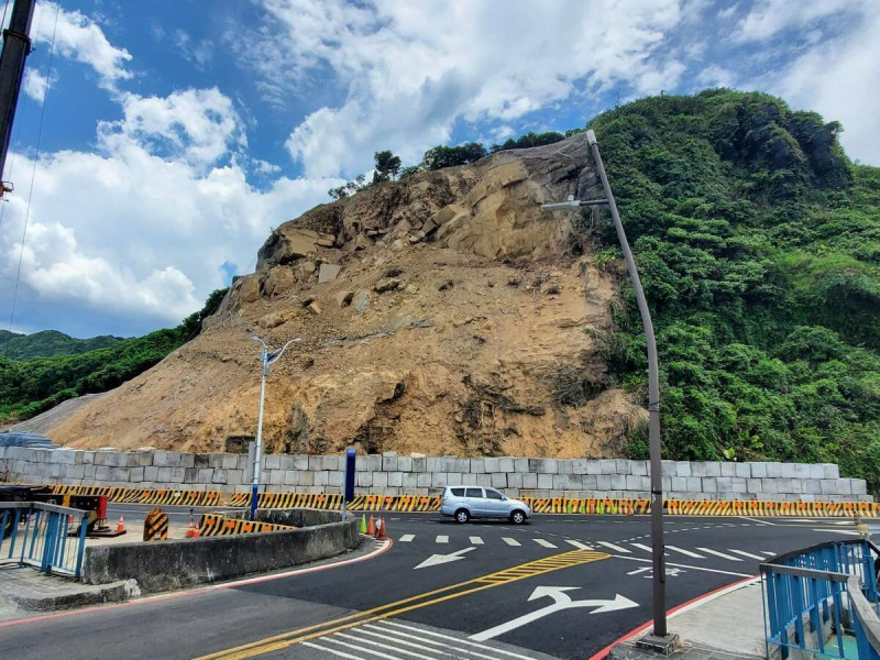 6月3日，基隆市台2線潮境公園路段因山壁崩塌交通中斷，雖已緊急搶修恢復通車，但邊坡修復工程仍持續進行中。交通部公路局北區養護工程分局表示，今(8)日、明(9)日9時至16時30分，為辦理邊坡修復工程，該路段會視需要雙向封閉，每次封閉不超過15分鐘。   圖：基隆市政府／提供