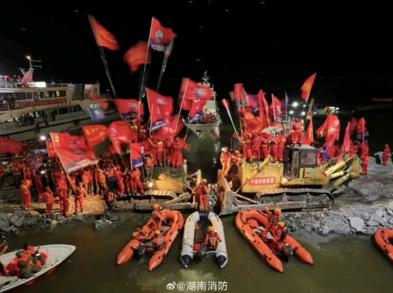 洞庭湖決堤，湖南消防8日晚間稱堵上決口，大張旗鼓釋出官方宣傳圖。   圖：翻攝自 Ｘ（前推特）@22HomoPoliticus