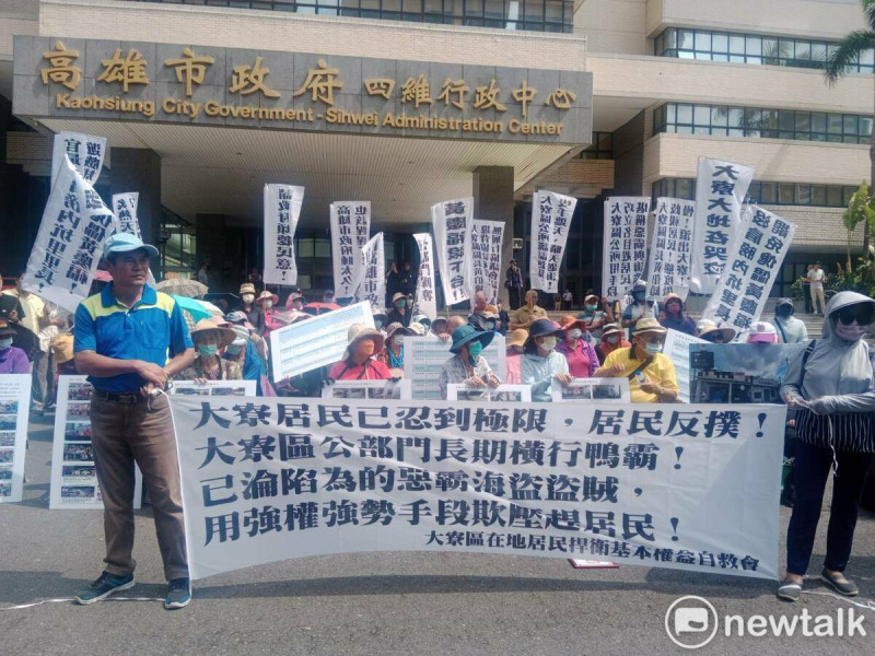 高雄市大寮區內坑里近百位里民在高市府前拉白布條抗議。   圖：孫家銘攝