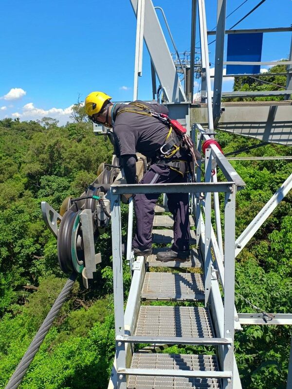 今年度重要設備大修工作，包括齒輪箱周轉件及油管更換、液壓控制單元蓄壓器壓力量測、驅動大輪軸承更換、緊急煞車卡鉗更換、場站水平索輪更換、驅動大輪襯墊更換等。   圖：台北大眾捷運股份有限公司／提供