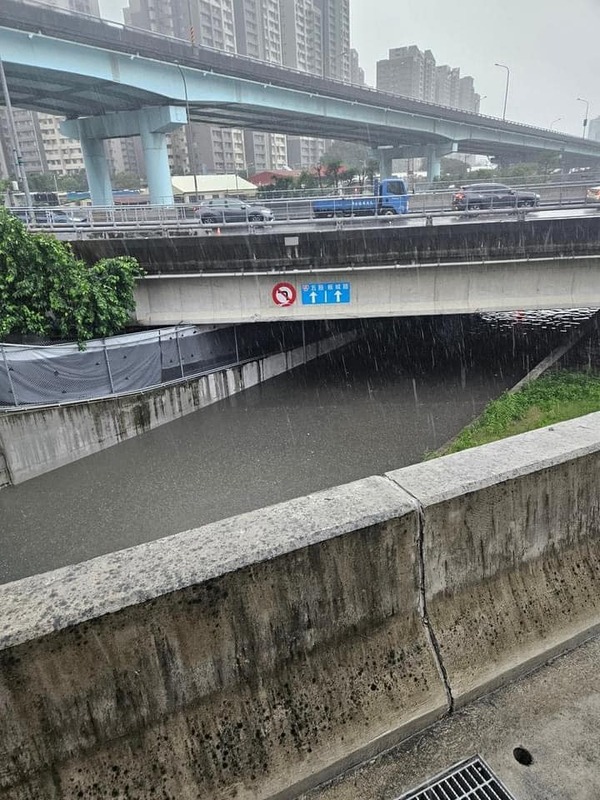 因雨勢過大，經濟部水利署將新北市板橋區列為淹水一級警戒，板橋1小時雨量已達74毫米。   圖：翻攝自爆料公社臉書