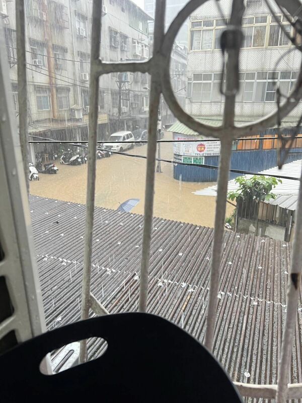 國民黨台北市議員李明賢分享多張因雷陣雨導致南港淹水的照片。   圖：翻攝李明賢臉書