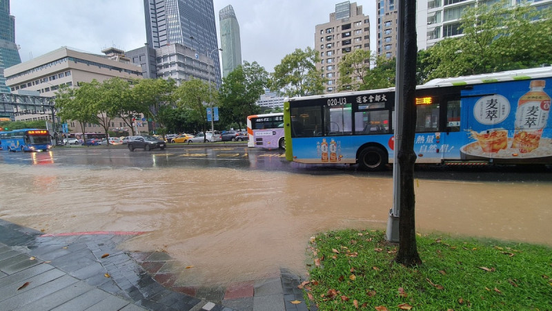 台北101附近的松仁路，路邊明顯積水大約佔據一個車道。   圖：翻攝「臉書」信義區三兩事社團/Angel Xu