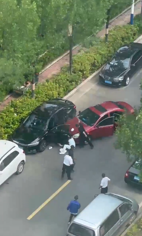 中國山東東營近期發生一起恐怖事件，一男子疑似因行車糾紛，當街持斧頭砍殺兩人。   圖：翻攝自李老師不是你老師 X（前推特）帳號