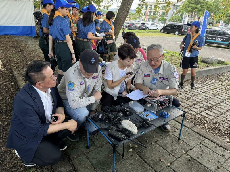 在現場無線電連繫後並分發 QSL卡（記錄著雙方的通聯紀錄）作為紀念，進一步凝聚活動的歷史價值與紀念意義。   圖：蔡旺詮服務處/提供