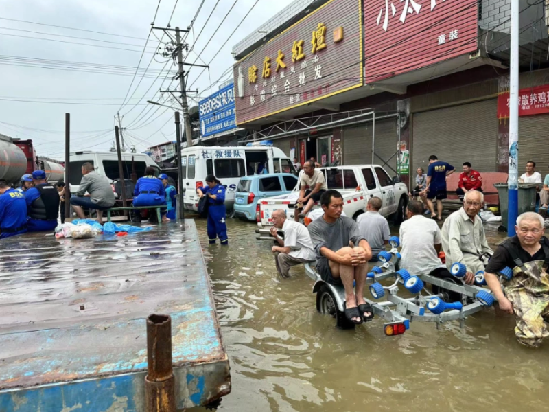 河南南樣市社旗縣李店鎮青台村嚴重淹水。圖為救難隊。   圖：翻攝自頂端新聞