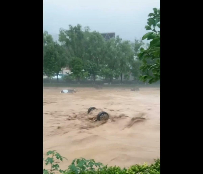 陝西省近期遭受暴雨襲擊，許多地區都傳出被洪水淹沒的消息，甚至許多公路、橋梁都被洪水沖斷了。   圖：翻攝自 @xiangsaixue520 X 帳號