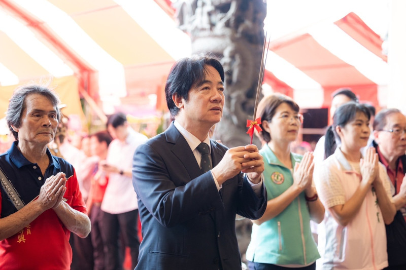 總統賴清德前往彰化大庄慈雲寺參香祈福。   圖：總統府提供