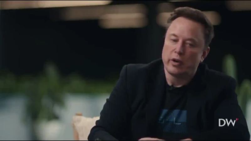 著名企業家伊隆・馬斯克（Elon Musk）最近公開分享了他的大兒子澤維爾（Xavier）因為覺醒主義運動而變性的過程，並表示自己在簽署相關文件時對所發生的事情一無所知。   圖 : 翻攝自影片