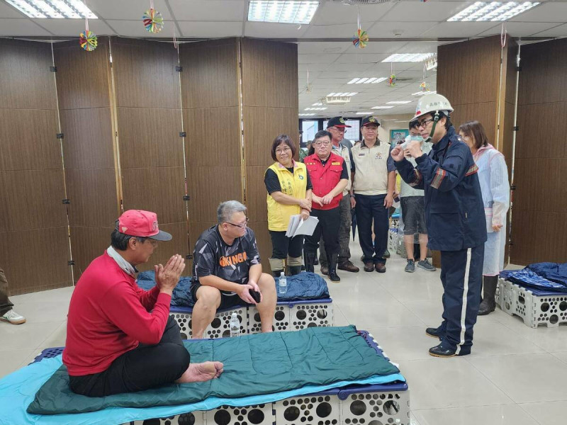 陳其邁(右二)赴原鄉為暫時撤離家園的民眾加油打氣。   圖：高雄市水利局/提供