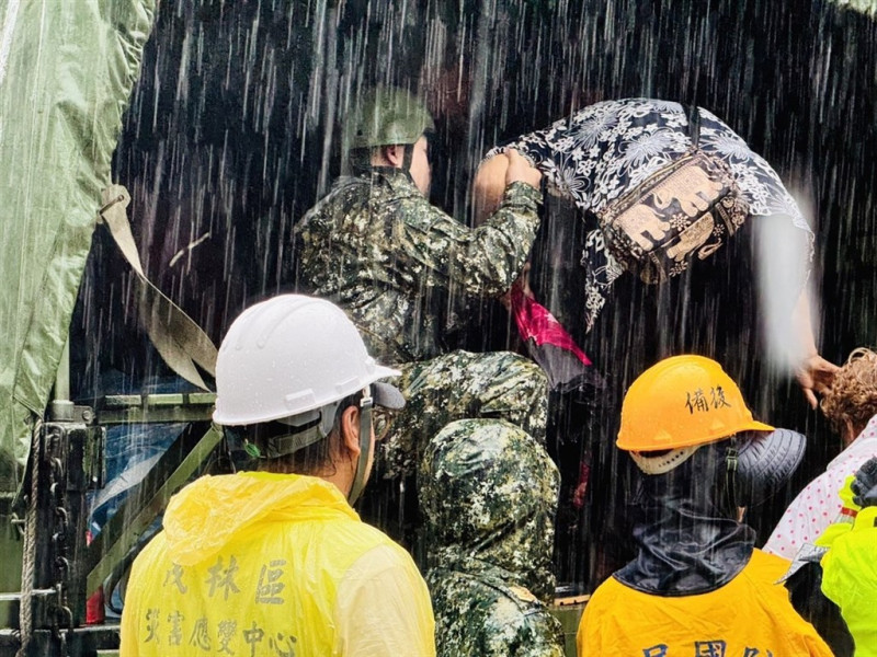 高雄市山區8個行政區共106條土石流黃色警戒及7處大崩塌警戒黃色警戒，市府啟動預防性撤離，2000多名居民24日冒雨登上軍用卡車前往安置場所。   圖：高雄市政府原住民事務委員會提供