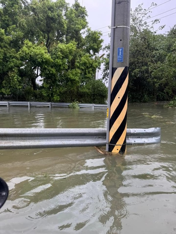 原本的溪流已經漫溢至道路上，網友震驚表示「這不是溪嗎？怎麼滿成這樣啊？」   圖 : 翻攝自【爆廢公社公開版】臉書