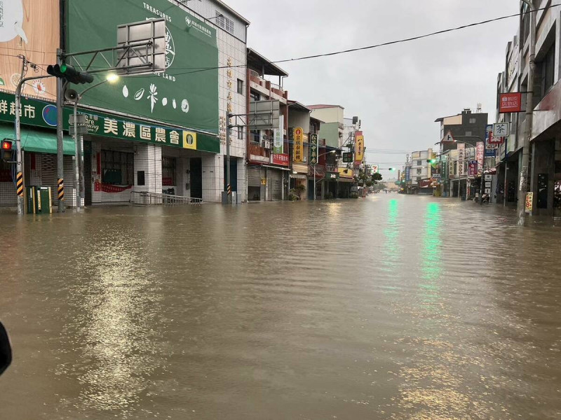 凱米颱風超大豪雨灌爆高雄，多地出現嚴重淹水災情，美濃出現大範圍淹水，水深最深更直逼一公尺。   圖:邱議瑩臉書