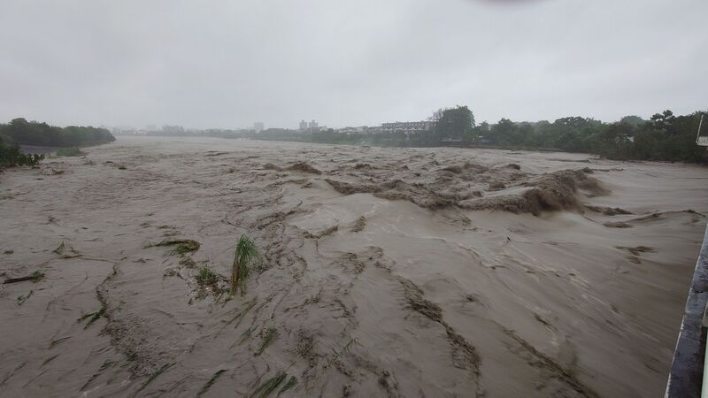 颱風凱米為嘉義縣帶來大雨，造成八掌溪水暴漲溢堤，中埔與嘉義市交界溪段，溪水高度已接近堤岸。   圖：中央社