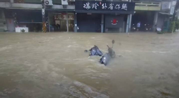 機車在滾滾洪流中隨波逐流。   圖：孫家銘翻攝