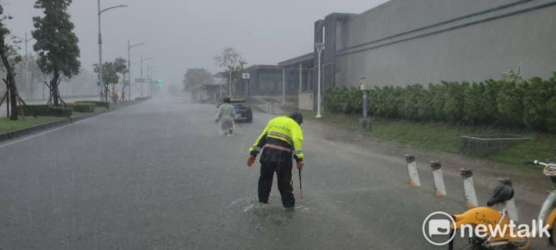 高雄許多道路水深及膝；呂秋遠律師表示，在這個時間點，只有幫忙，只有默哀，完全不是搞藍綠的時候，幸災樂禍，連基本人性都沒有。   圖：孫家銘翻攝