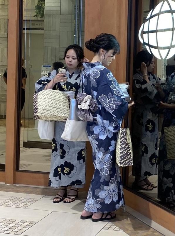  許多愛批判日本的陸客也紛紛湧入日本而且穿上日本浴衣逛街血拼，陸客人數排第二。 圖：劉黎兒攝 