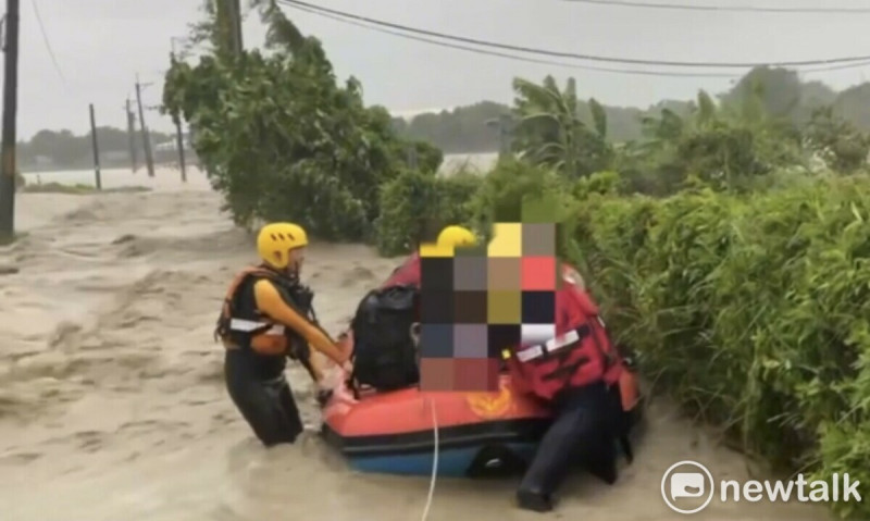 凱米颱風今晨雖已出海，但受其環流及西南風旺盛水氣影響，台南地區仍有大豪雨或超大豪雨，多條河川水位均暴漲到警戒區，後壁區有多人受困，經消防隊出動橡皮艇安全救出。   圖：台南市消防局提供