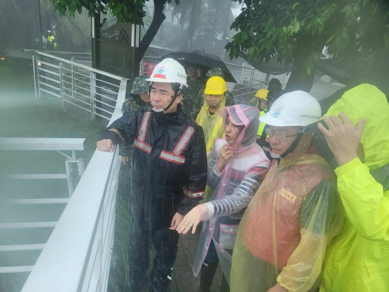 凱米颱風帶來強烈風雨，高雄市長陳其邁前往美濃勘察，了解當地受災情形。   圖：高雄市政府/提供