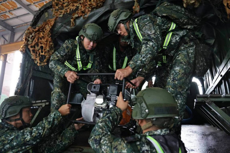 第一作戰區陸軍澎湖防衛指揮部依任務轉換執行防災演練，完成災防兵力編組協助救災。   圖：澎湖防衛指揮部提供