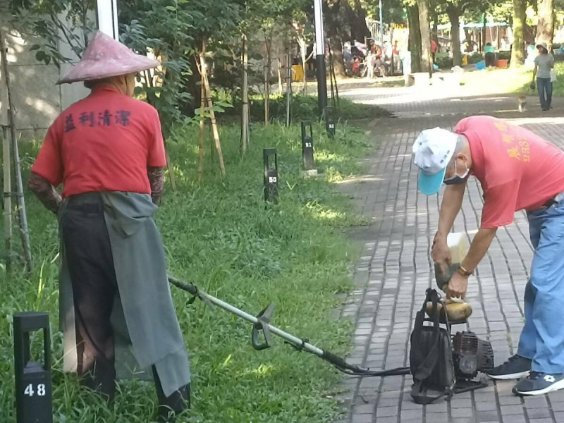  打掃公園的長者，三高都已經沒有了。 圖: 倪有純/攝影 