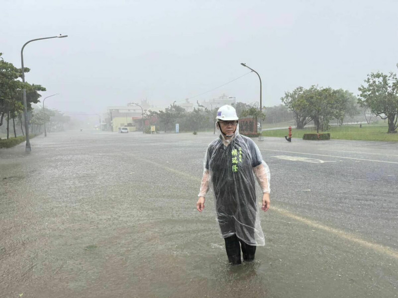 颱風襲擊高雄造成淹水，民進黨立委賴瑞隆勘災。   圖：翻攝自賴瑞隆臉書