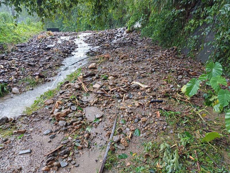 阿里山林鐵的鐵道遭土石覆蓋。   圖：阿里山林鐵及文資處／提供