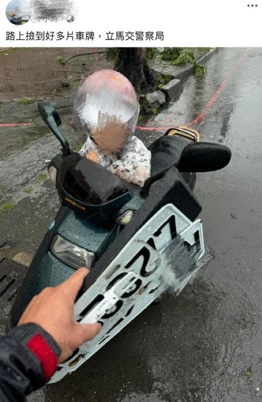 凱米襲擊高雄引發嚴重水災，造成車輛淹水，車牌大量流失。市民撿拾並送派出所，協助車主找回車牌。警方呼籲遺失車牌者應聯絡派出所。   圖：翻攝自臉書社群「高雄大小事」