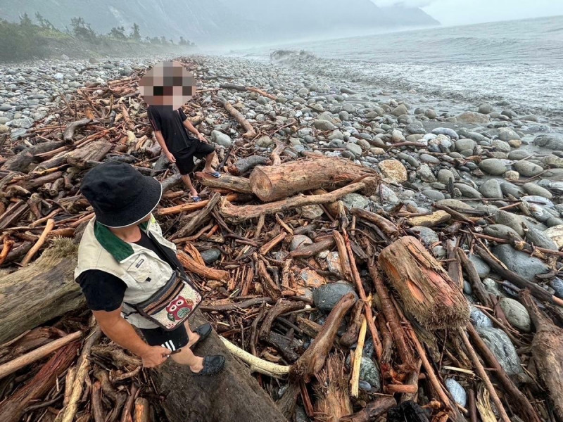 海巡署東部分署25日在崇德佳豐海灘發現民眾違法撿拾漂流木。   圖：海巡署提供