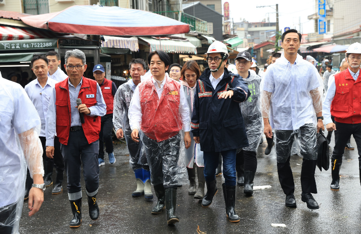 總統賴清德赴美濃勘災，肯定高雄市長陳其邁率領市府團隊防災、減災、避災。   圖：高雄市政府提供