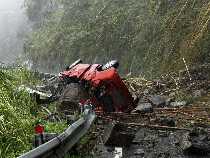 何姓火車維修員26日下午在阿里山完成維修任務，開車下山途中在台18線69.6K處遭落石擊中。   圖：消防局提供