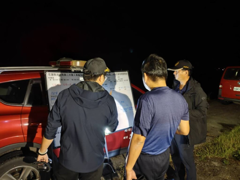 花蓮縣萬榮鄉二子山產業道路8日下午1輛車渡溪時候翻覆，車上2人被溪水沖走，下落不明，另有19人受困，消防局獲報大批警消抵達現場，因溪水湍急，增加救援難度。   圖:花蓮縣消防局提供