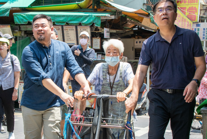 民進黨立委洪申翰7月中帶環境部長彭啟明到萬華體驗拾荒的勞動過程。   圖：洪申翰辦公室提供