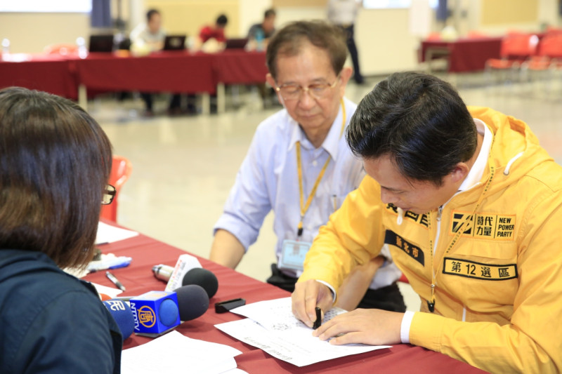  前中研院院長李遠哲陪同當時仍是時代力量參選人黃國昌登記。 圖：黃國昌辦公室提供 