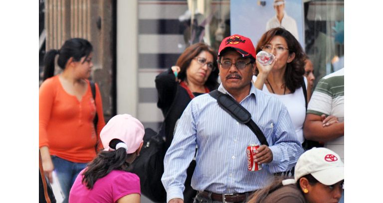 Multitud en la ciudad caminando.