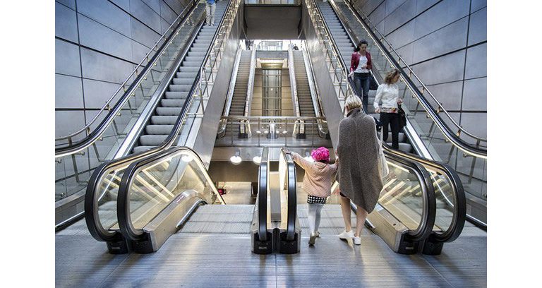 Escaleras dentro de una estación de tren