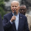 Le président Joe Biden prend un micro pour s'adresser de manière spontanée à l'assistance dans les jardins de la Maison-Blanche.