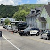 Des véhicules de la Sûreté du Québec stationnés dans les rues d'un village.