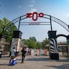 Des visiteurs à l'entrée du Zoo de Granby.