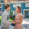 Un jeune homme et une jeune femme (Saoirse Ronan) se tiennent la main et se regardent dans les yeux, devant une maison.