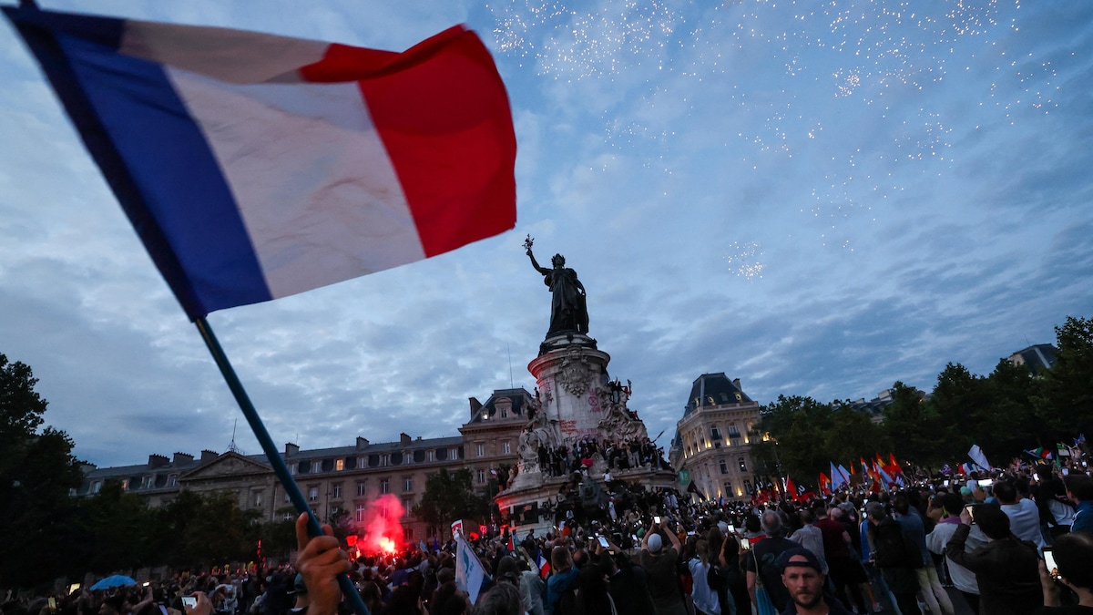 Un participant brandit un drapeau français.